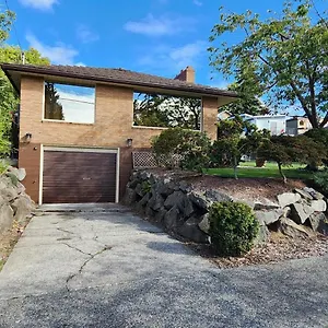 Homesmart: Cozy Charm Meets High-tech In Prime Area Seattle